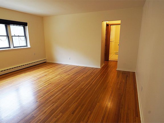 3rd image of 388 Laurel Ave #1B-1Ba-650Sqft
