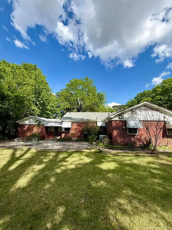 2 bed, 1.0 bath, 1400 sqft, $1,300 — Photo 2