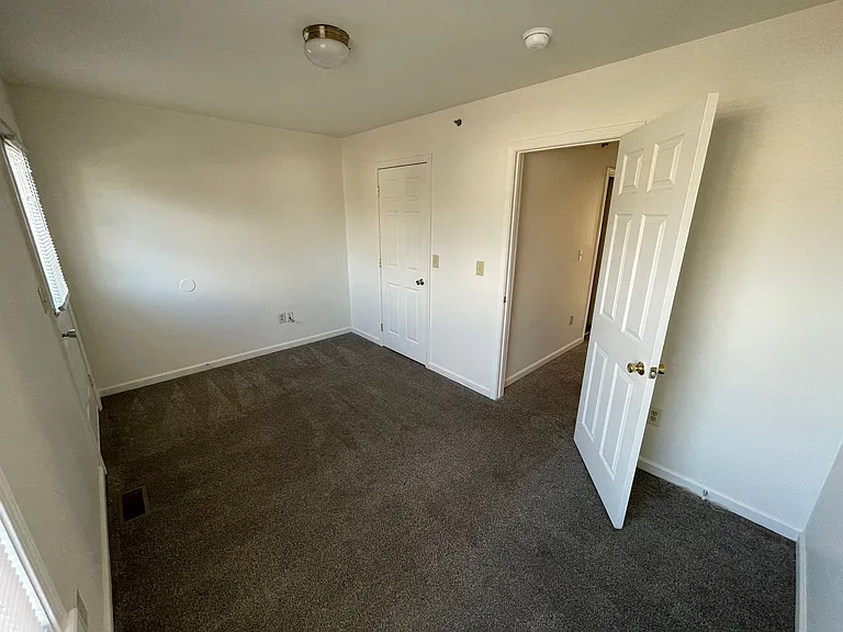 506 S Poplar St — Photo 5