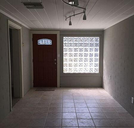 3rd image of 903 Mayfair Cir