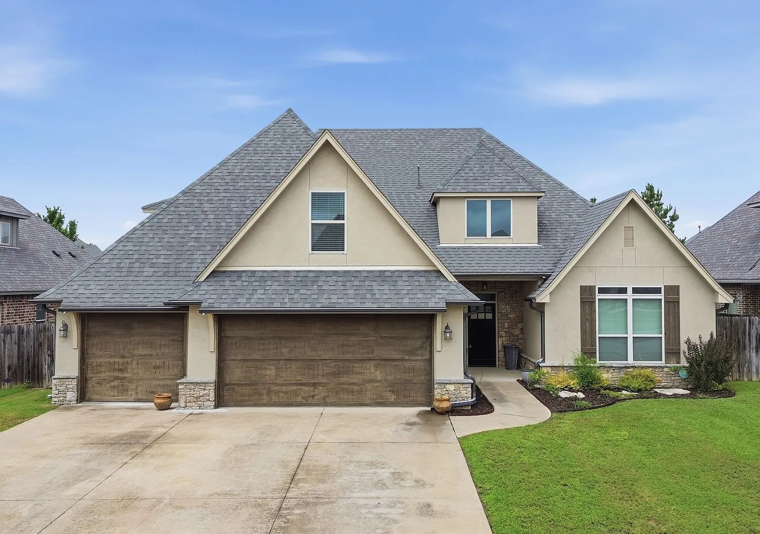 Executive Home In Highly Desired Yorktown Neighborhood. — Photo 1