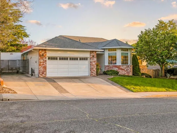 1518 Cypress Point Dr, Medford, OR 97504