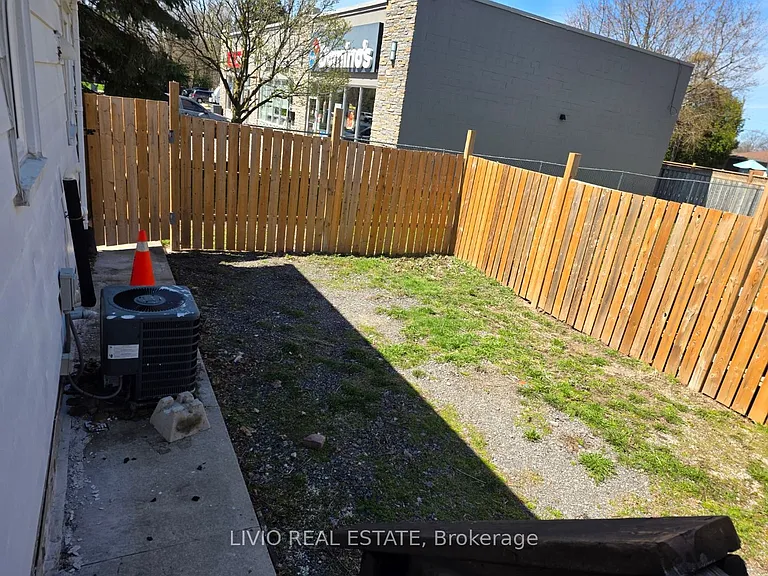 323 Queen St E — Photo 8