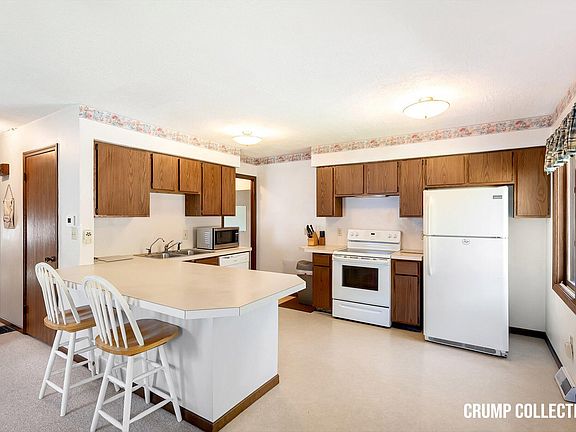 5th image of 3410 Benjamin Ave NE