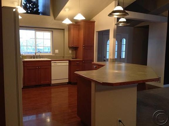 4th image of 320 E 10th St