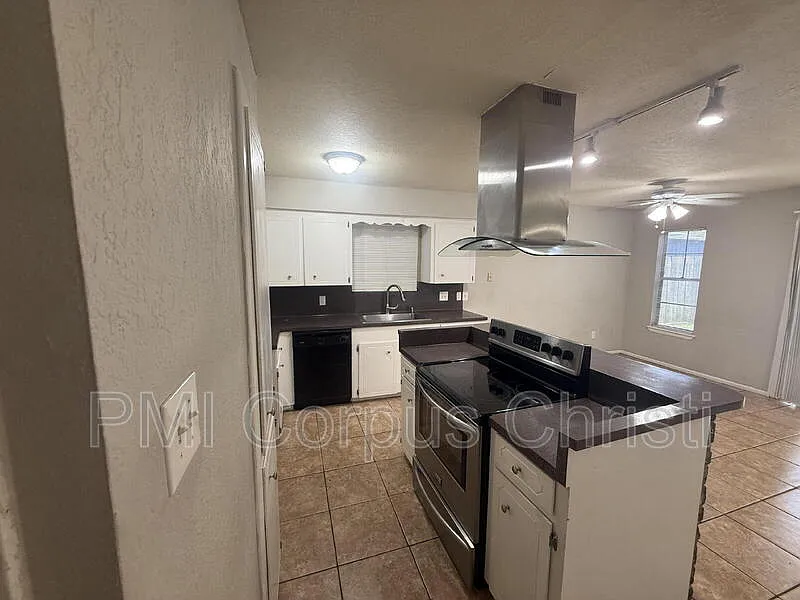3 bed, 2.5 bath, 1411 sqft, $1,650 — Photo 4