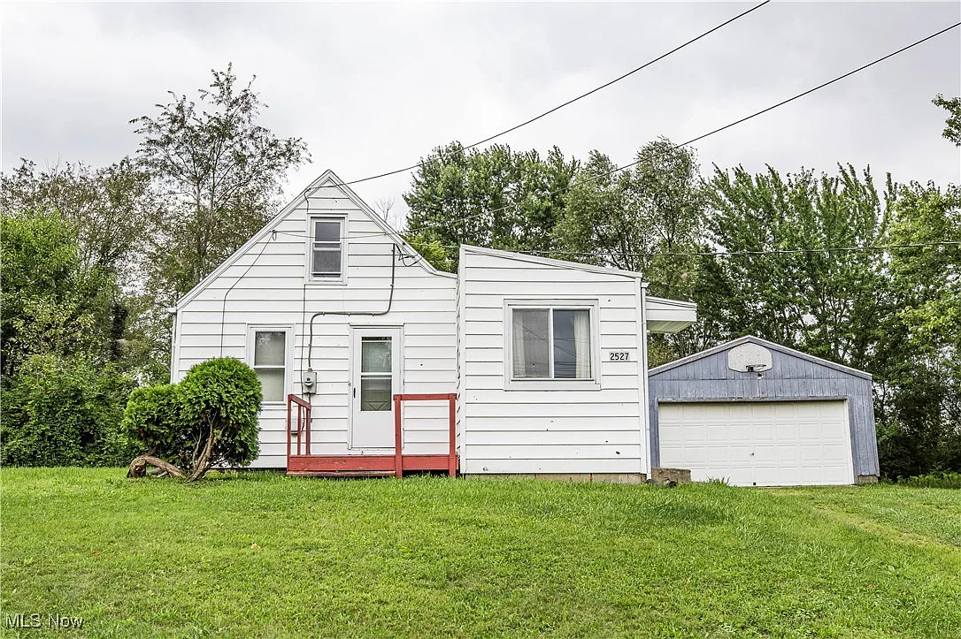 2527 Miday Ave NE photo 1
