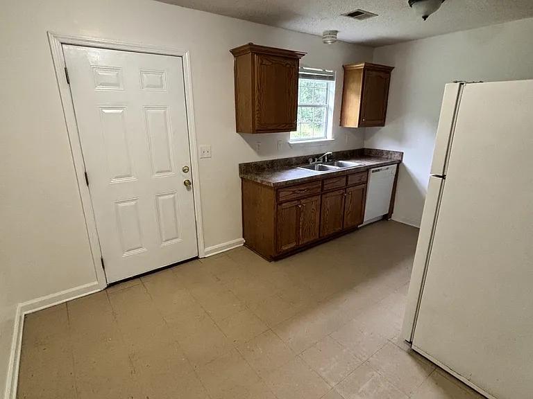Entryway to kitchen