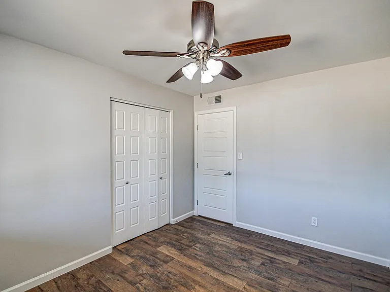 1039 E Geneva Dr — Photo 16