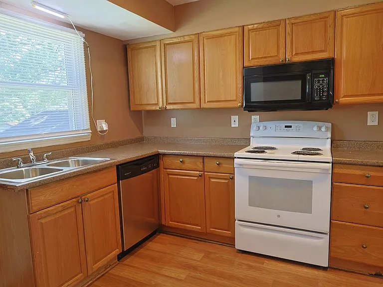 325 Caithness Rd — Photo 8
