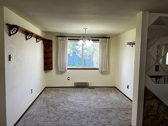 Dining room, 9 1/2 by 10 ft