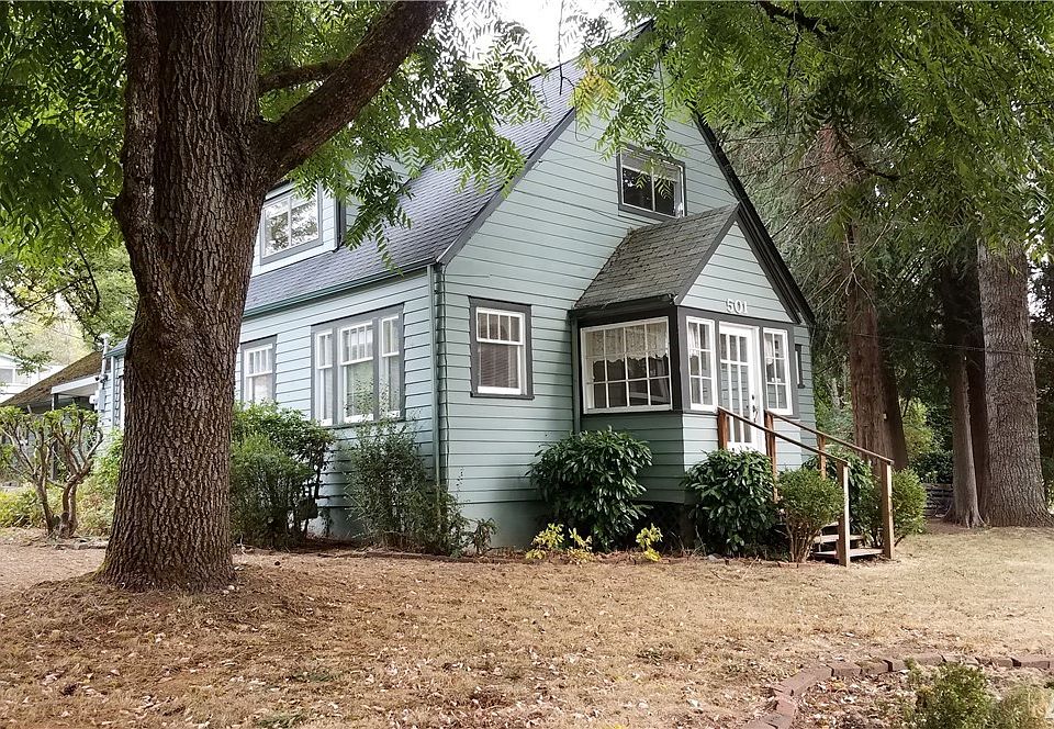 2nd image of 501 SE Arcadia Rd
