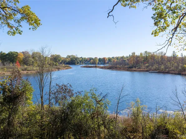 1533 Bayview St, Lake Orion, MI 48362