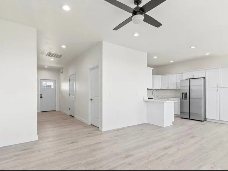 505 N 80th Ave — Photo 2