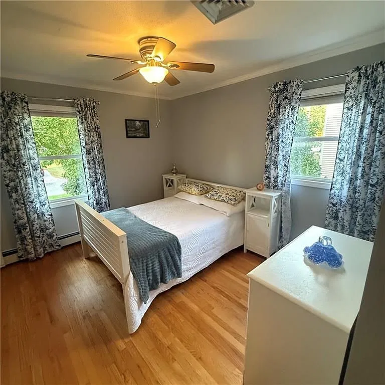 3 bed, 2.0 bath, 1300 sqft, $5,200 — Photo 3