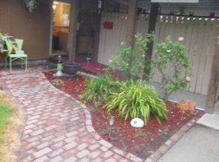 737 E 4th St, Flora, IL 62839