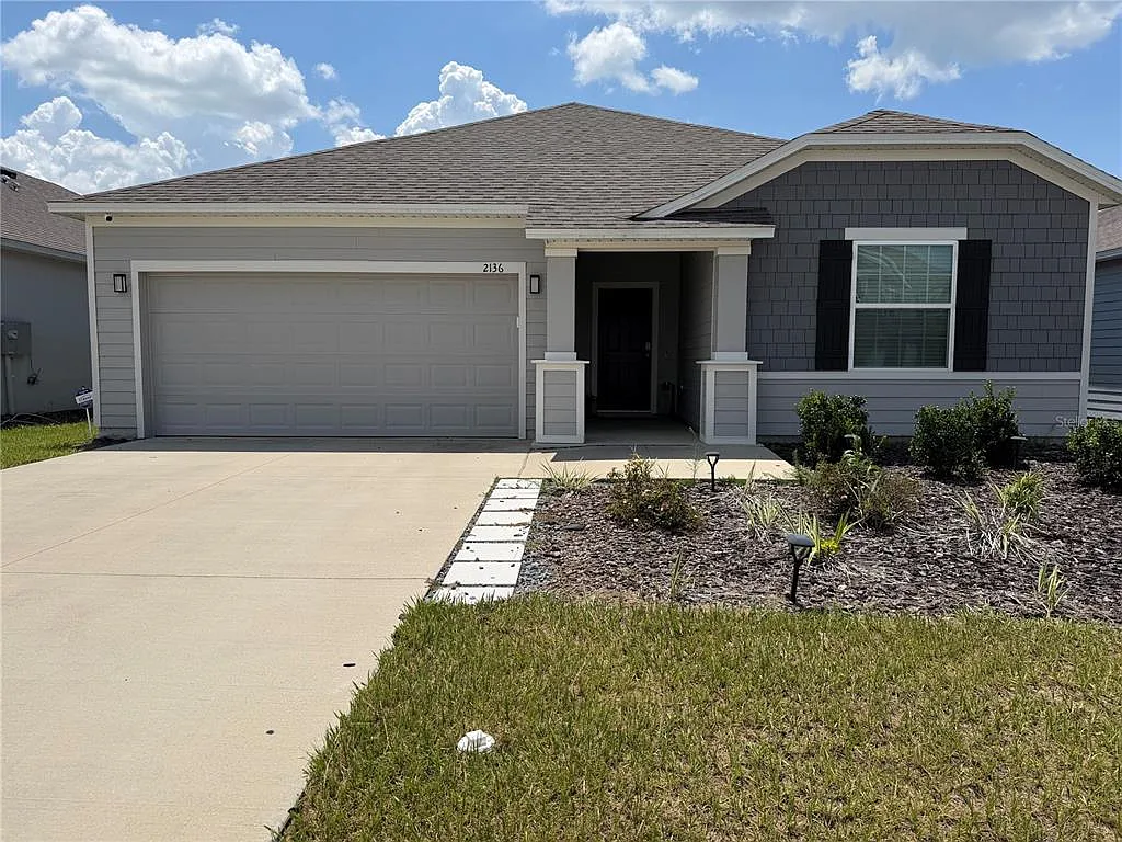 3 bed, 2.0 bath, 1596 sqft, $2,400 — Photo 1