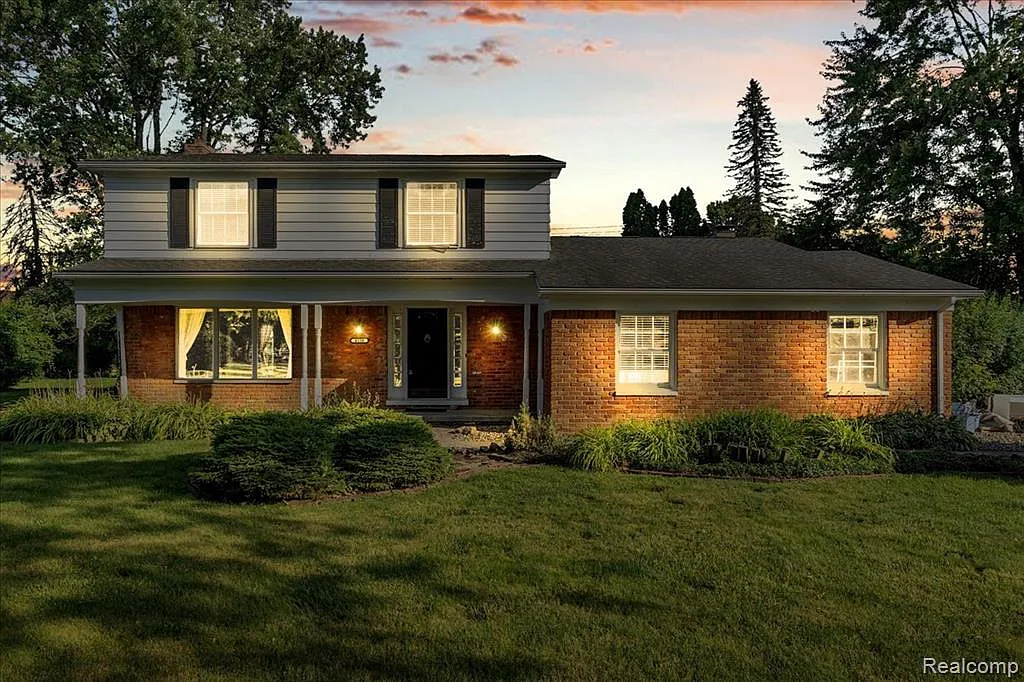 4 bed, 2.5 bath, 3624 sqft, $3,350 — Photo 1
