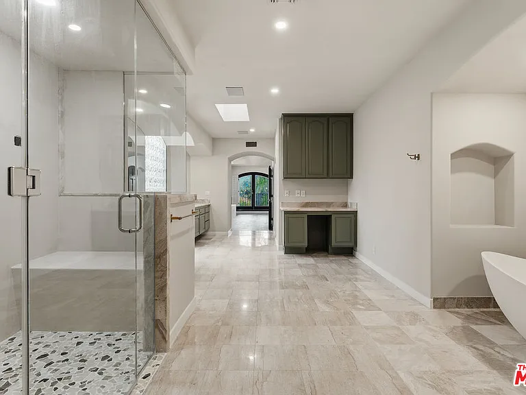 1200 N Doheny Dr — Photo 18