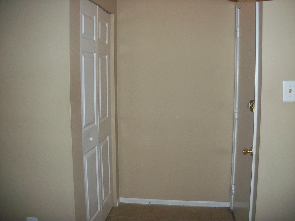 Entry door w/coat closet