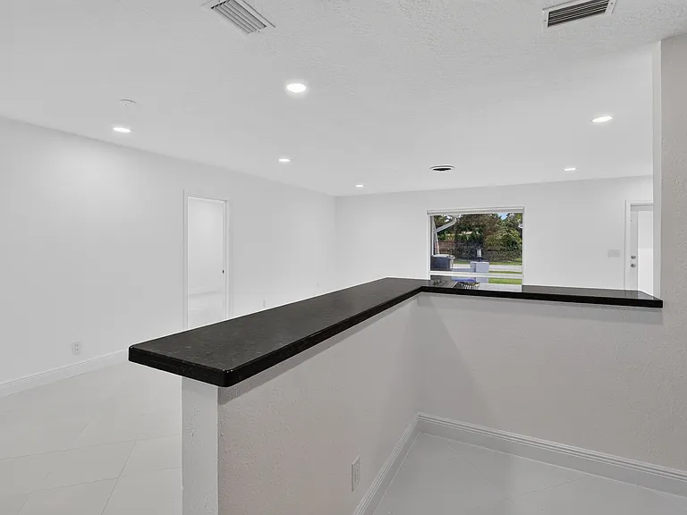 1200 SW 12th Ter — Photo 15