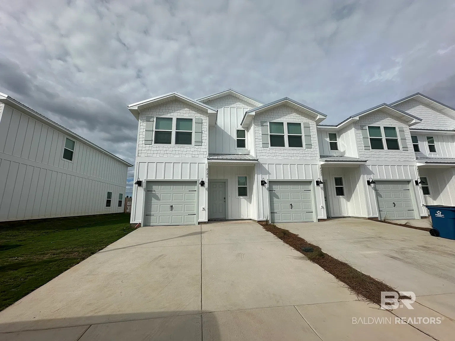 3 bed, 2.5 bath, 1437 sqft, $2,150 — Photo 2