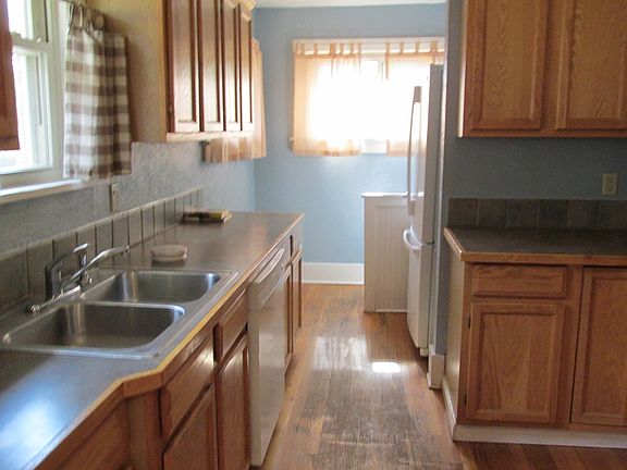3rd image of 1565 Fairfax St