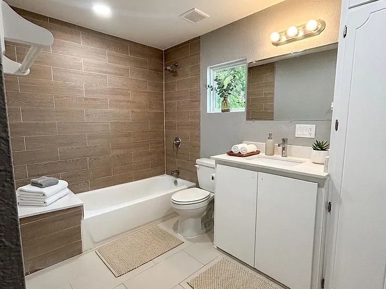 426 N Clements St — Photo 5