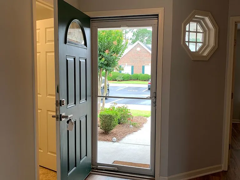 1032 Bridgeport Way — Photo 2