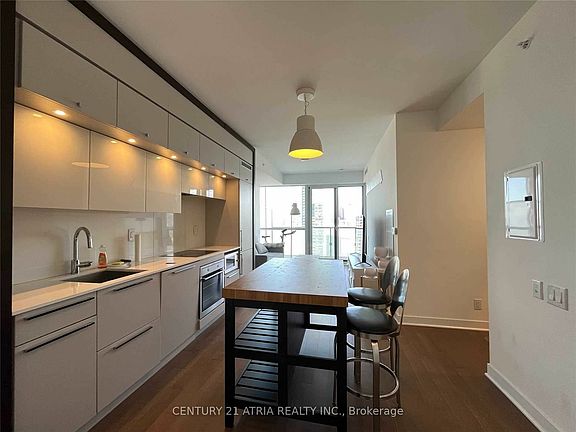 2nd image of 15 Grenville St #4210