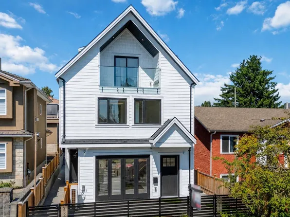 3271 E Georgia St #2, Vancouver, BC V5K 2L2