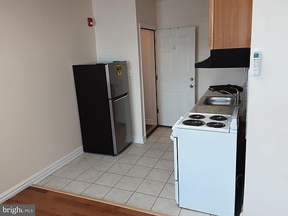 5th image of 2554 Kensington Ave #4