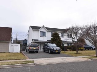 86 Weaving Ln, Wantagh, NY 11793