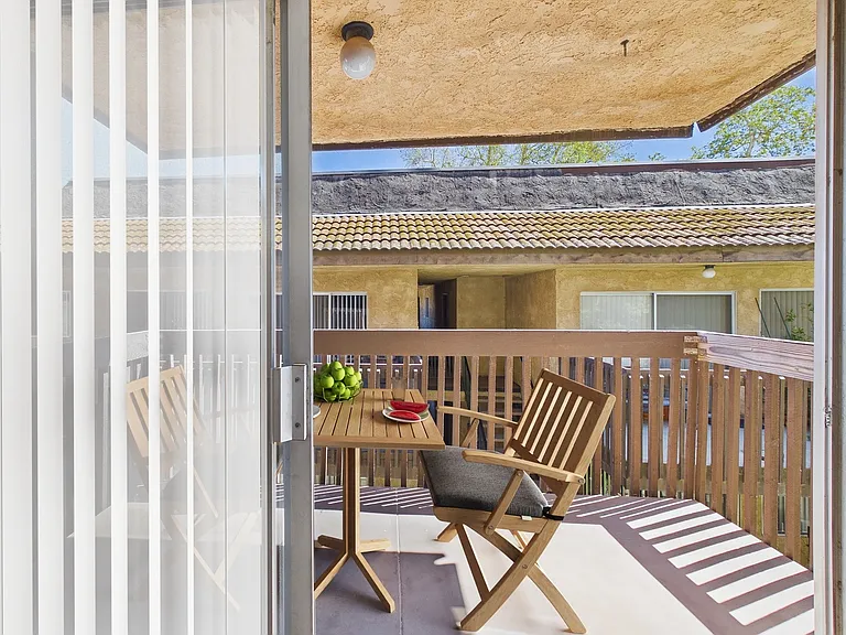 La Cresta Apartments — Photo 7