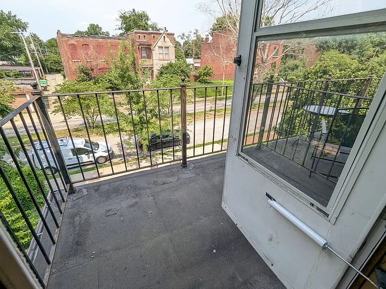 2152-2154 Geyer Ave — Photo 12