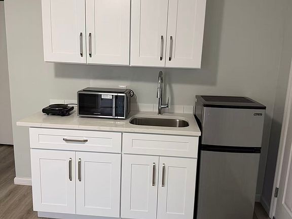 5th image of 260 Graham Ave #2