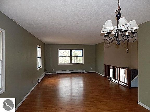 3rd image of 3318 Hardwood Dr