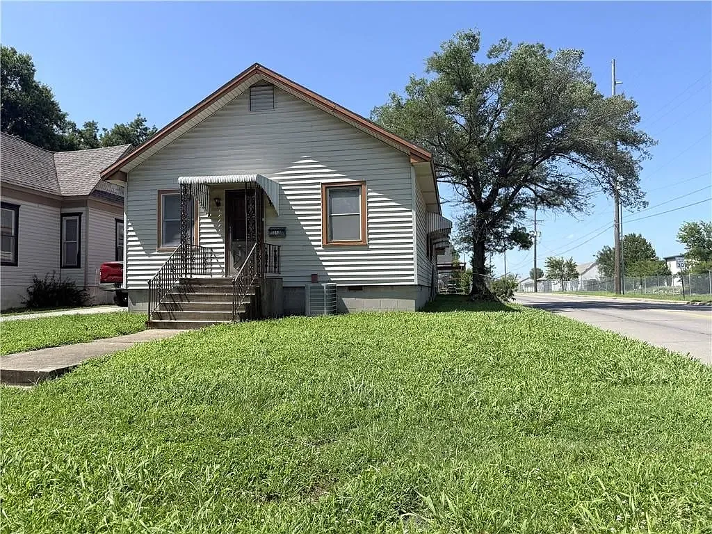 3 bed, 1200 sqft, $1,200 — Photo 1