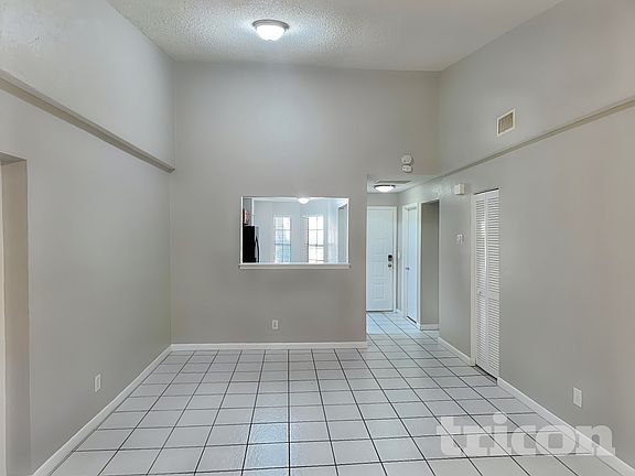 4th image of 835 Stonybrook Cir