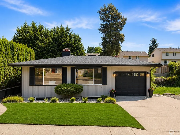 1832 Camas Ave NE — Photo 1