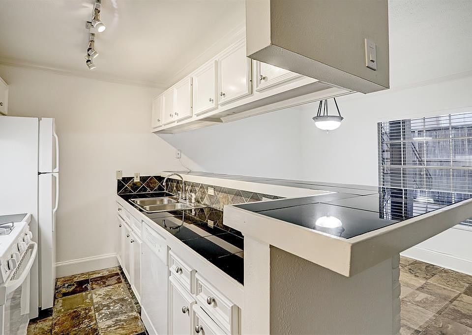 1st image of 2418 Mimosa Dr APT 6