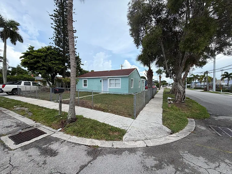 442 Winters St — Photo 2