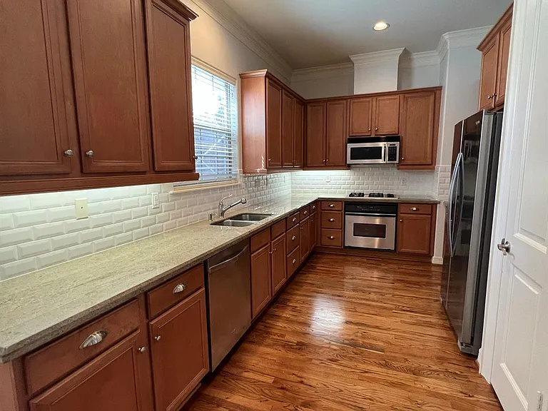 2807 Albany St — Photo 9