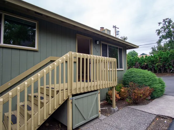 Contemporary 2Bdr Flat w/ DW, W/D, & Parking!, 3717 SE 35th Pl, Portland, OR 97202