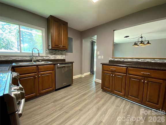 5th image of 325 Glenwood Dr