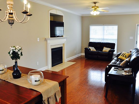 2nd image of 824 Carter View Ln