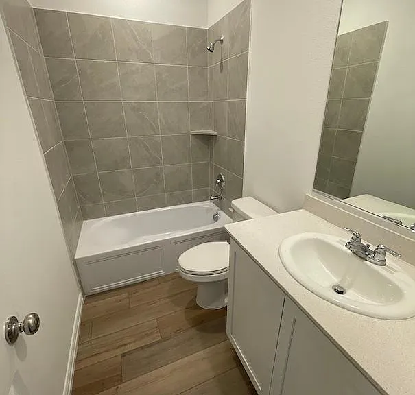 814 Blackhawk Dr — Photo 4