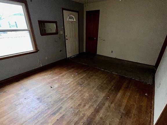 3rd image of 1121 Constantine Dr