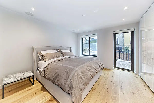 Sold by Isen & Company : Real Estate Advisors | media 7