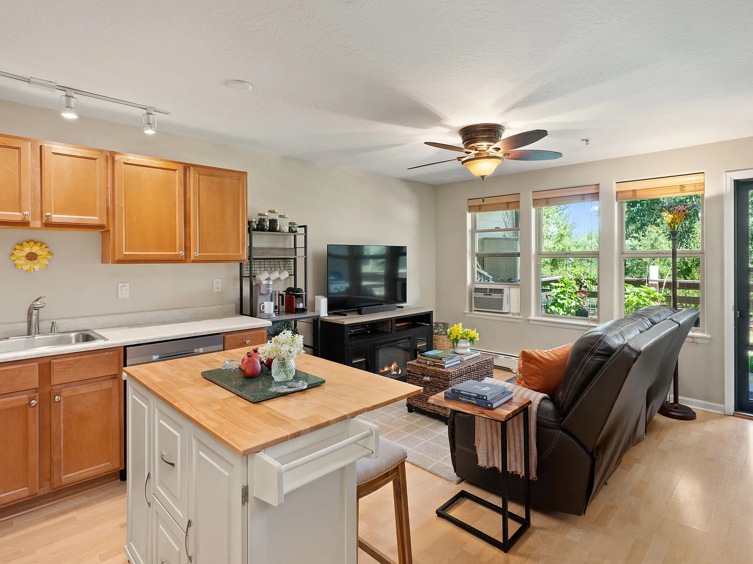 512 Lakeside Dr — Photo 4